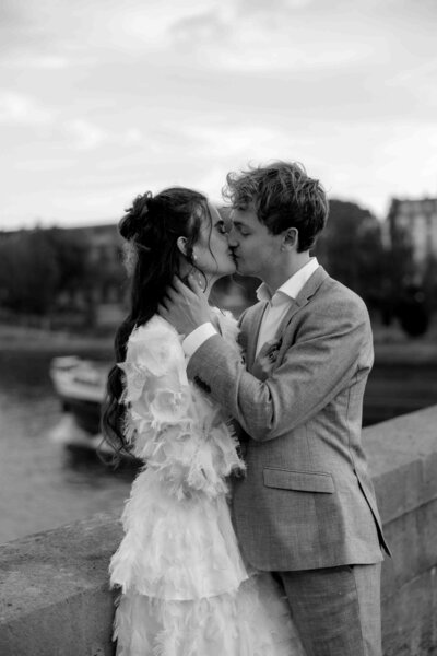 Tijdloze en elegante trouwfotografie door Melissa Boer. Een bruidspaar geniet van een spontaan en echt moment tijdens hun bruiloft.