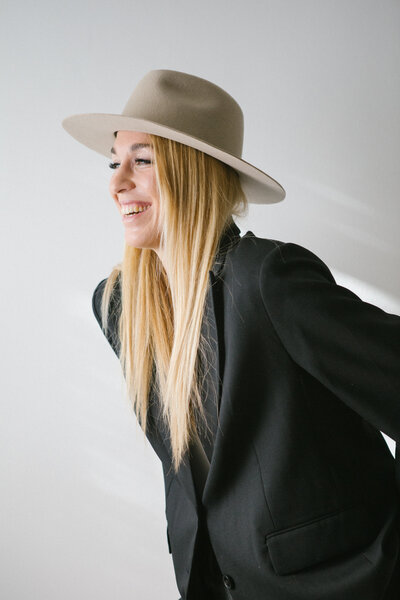 Chic modern portrait of woman in neutral hat and blazer – minimalist lifestyle branding photography Ludwigsburg