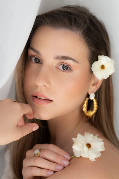 Portrait photo à Toulouse en studio lumineux dans une ambiance douce et fleurie 