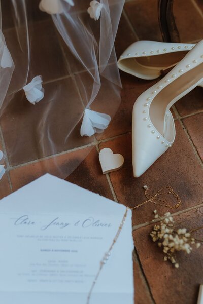 Photographe intimiste Annecy : séance photo d'une large famille, les pieds dans l'eau sur la plage de la bocca à Cannes