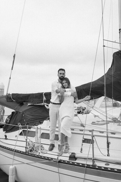 couple-holding-hands-in-palos-verdes-venue-black-and-white