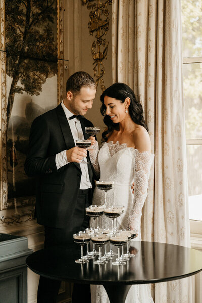 Editorial trouwfotograaf bij een Bruidspaar wat proost