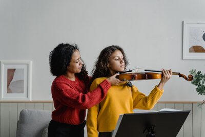 A violin teacher works with a student using teaching techniques from kinesiology and the world of sports.