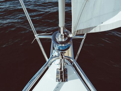Nahaufnahme Bug eines Segelschiffs auf dem Wasser mit gehissten Segel