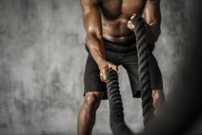 Man uses battle ropes