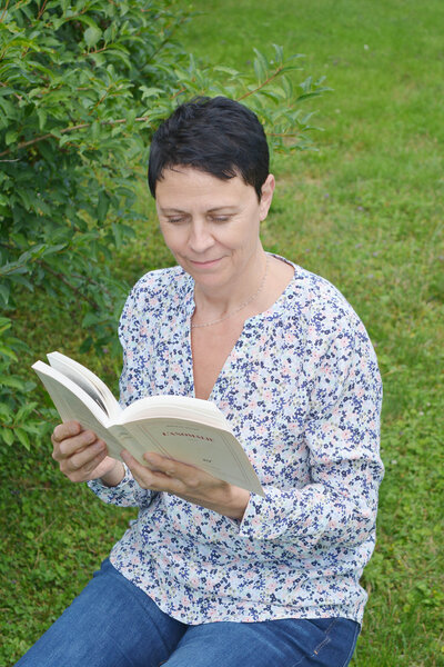 Valérie Guay lisant un livre