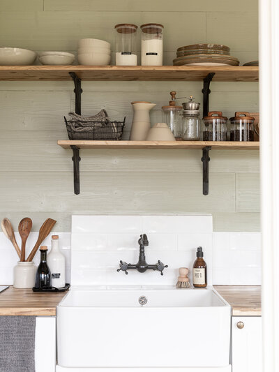 Stijlvolle, landelijk ingerichte keuken in een vakantiehuis, met natuurlijke materialen en een warme, huiselijke sfeer. Ideaal voor Airbnb en vakantieverhuur om gasten een authentieke beleving te bieden.