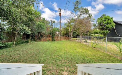 Spacious yard of this 3-bedroom, 2-bathroom vacation rental home near the Silos and Baylor in Waco, TX