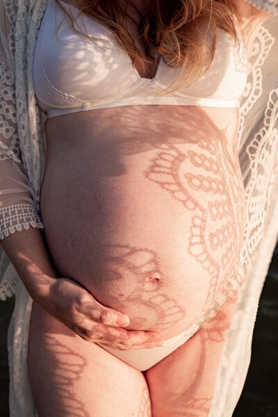 zwangerschapsshoot Groningen, Drenthe en Friesland. Pure, foto's met blote zwangere buik of mooie jurk tijdens de zonsondergang.