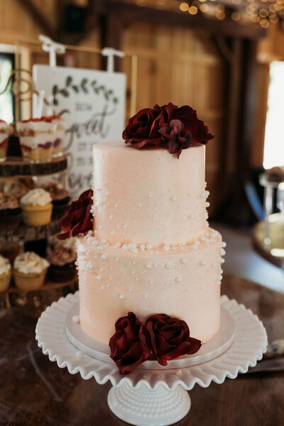 Minimalist wedding cake with flowers