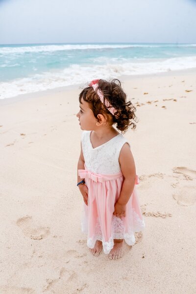 Mi hija Liah mirando el mar.