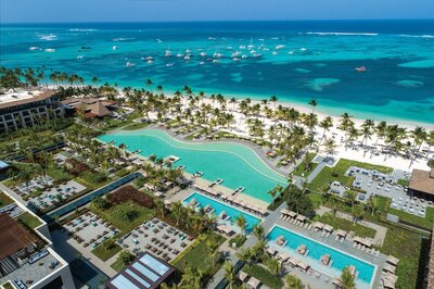Luxurious ocean resort with big swimming pool