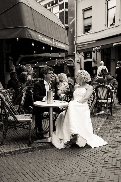 Man zit met twee honden