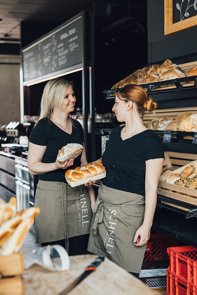 Filialleiterin Anja beim SCHNELL in Thüringen mit einem Café Latte in der Hand