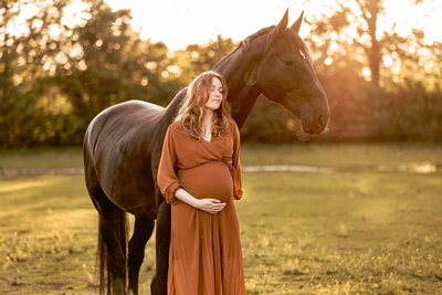Zwangerschapsshoot vrouw met paard