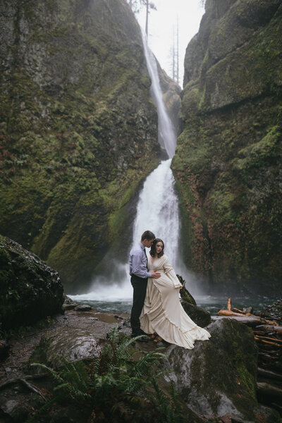 oregon-waterfall-elopement-gorge-17