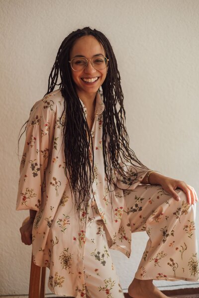 ANDREA VAAMONDE FELIZ CON TRENZAS LARGAS