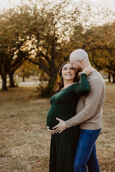 Fall outdoor maternity session in Lincoln, Nebraska at Mahoney park