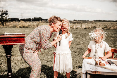 Ceremoniespreker Jolien spreekt met liefde spreekt tijdens buitenceremonie en betrekt kinderen.
