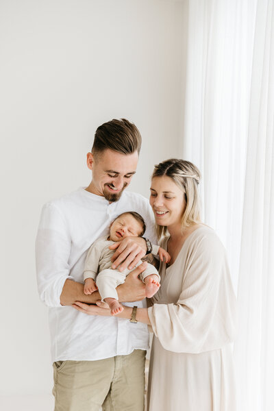 Newborn fotoshoot in daglicht studio Tienen