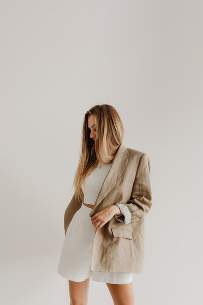 kaboompics_white-top-white-high-waisted-shorts-linen-jacket-27691