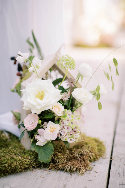 en bruiloftsdecor met delicate witte bloemen en een achtergrond
