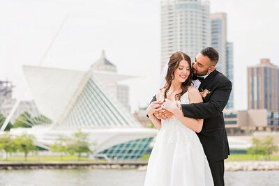 Milwaukee wedding photo of couple with milwaukee art museum in background