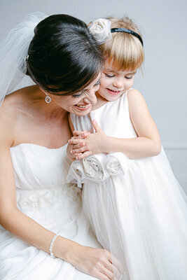 La mariée et sa petite fille lors des préparatifs du mariage.