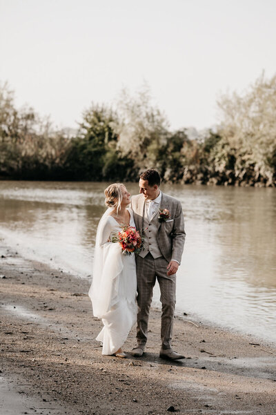 Trouwfotograaf uit Utrecht bij een bruidspaar aan het water
