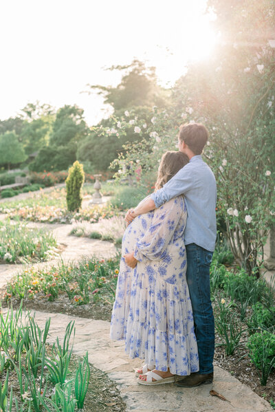 couple posing for maternity photo in richmond