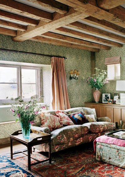 plum-sykes-home-england-vogue-english-country-house-interior-decoration-style-roll-arm-sofa-william-morris-willow-boughs-wallpaper-expose