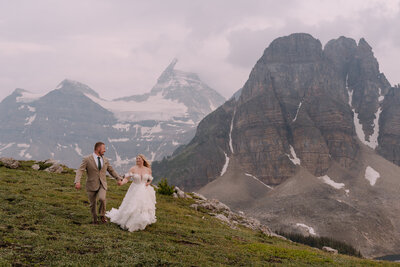 Hiking elopement couple at Mount Assiniboine
