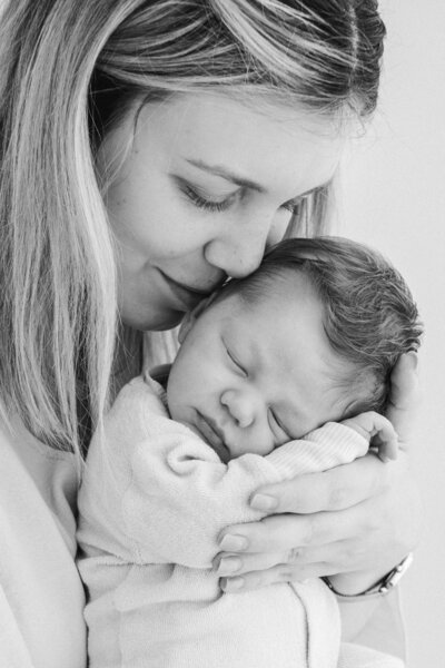 Newborn fotoshoot in daglicht studio Tienen
