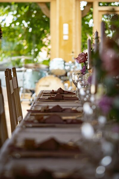 Photo of a long table design with a purple flower in a wedding