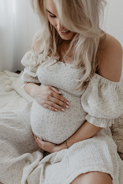 Fotograaf Medemblik newbornshoot moederschap baby  Noord-Holland zwangerschap