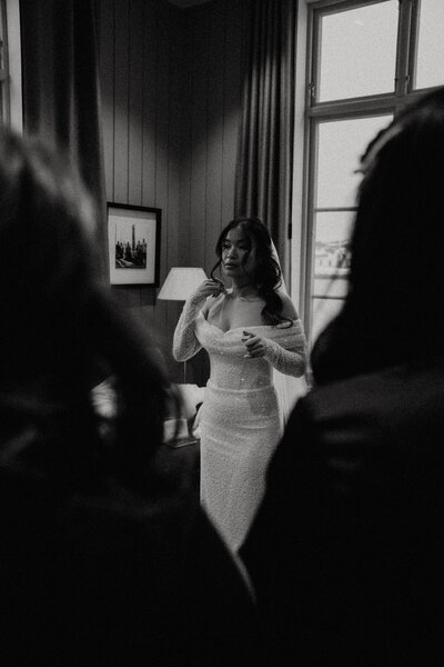 Bröllop på Rosendals Trädgård i Stockholm, brudpar i reflektion 