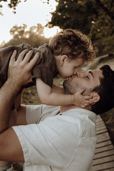 Papa en zoontje tijdens familiefotoshoot in het bos in Antwerpen