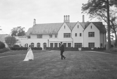 beaulieu oaks historic estate savannah georgia wedding couples portraits under spanish moss hannah forsberg atlanta fine art film photography destination event