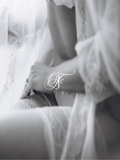 Fiona Jordan black and white image with icon-04