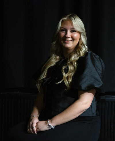 Personal trainer clapping hands with chalk