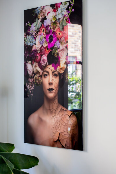 Bloemenmeisje aan de muur
