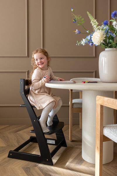 Productfoto shoot van kunstbloemen in een vaas op een organische tafel, met zonnestralen en een prachtig schaduwspel.