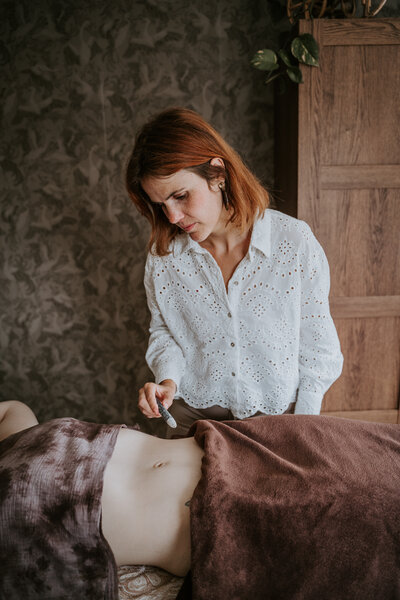 Vrouw geeft moxa op de buik