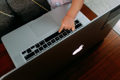 Holding Macbook closed under arm