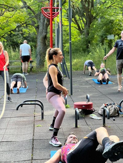 Pilates, Ernährungstraining und zyklusorientiertes Training in den Bezirken Mödling und Baden für ganzheitliches Wohlbefinden – sowie Fit im Büro: Dein Team-Training für mehr Gesundheit am Arbeitsplatz.