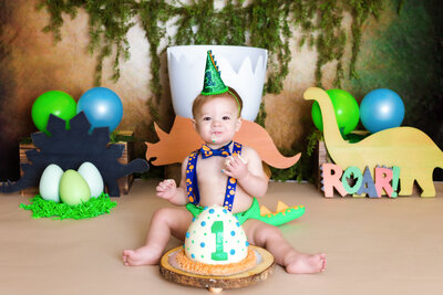 Milestone Photographer, a baby  one year old eats cake