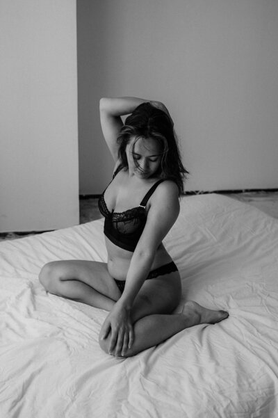Sensuele zwart wit foto van vrouw tijdens een boudoirshoot