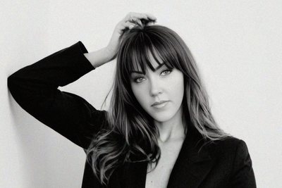 Black and white portrait of Chelly Thielke, founder of The Agency, expert in website design and branding for entrepreneurs