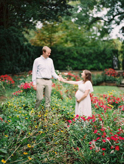 couple posing for maternity photo in richmond