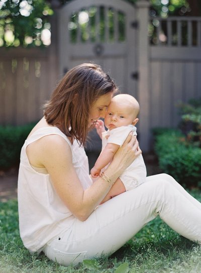 Family Photos with Mom and Baby White Outfits © Bonnie Sen Photography